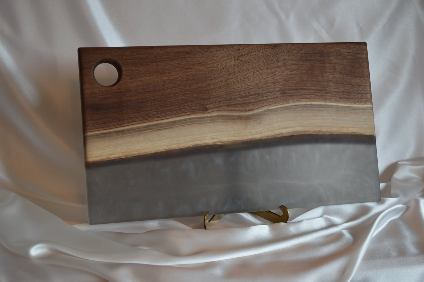 Planche 10'' x 18" en noyer noir et époxy