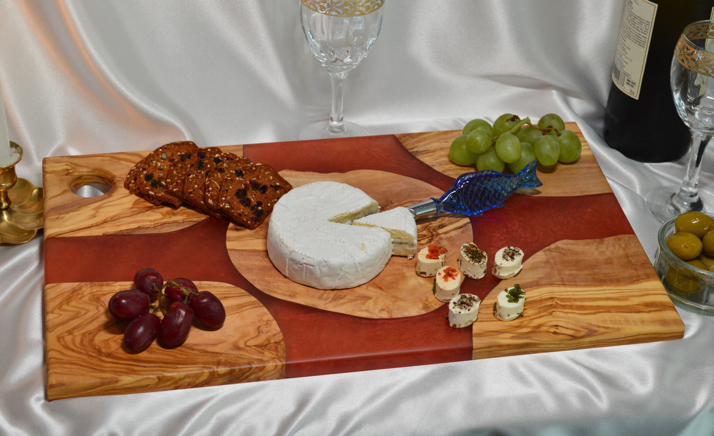 Planche 10" x 18" en bois d'olivier et époxy