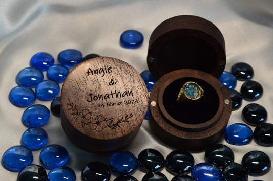 Round wooden box for rings